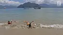Anak-anak bermain air di Pantai Mutiara di Trenggalek, Jawa Timur, Sabtu (7/9/2019). Pantai Mutiara salah satu tujuan wisata yang sedang dikembangkan kabupaten Trenggalek. (Liputan6.com/Herman Zakharia)