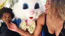 Ciara bersama dengan Future jr merayakan paskah bersama badut kelinci! (instagram/ciara)