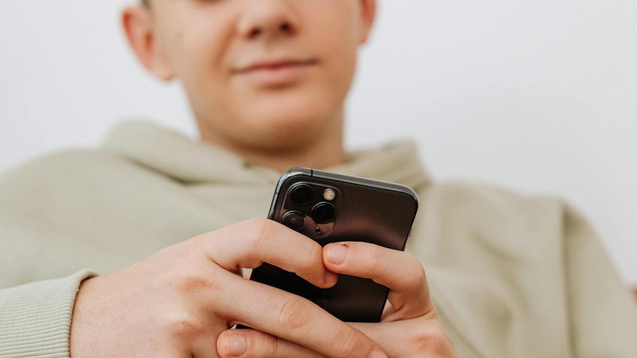Ilustrasi Seorang Lelaki Kecanduan Smartphone (©Pexels)