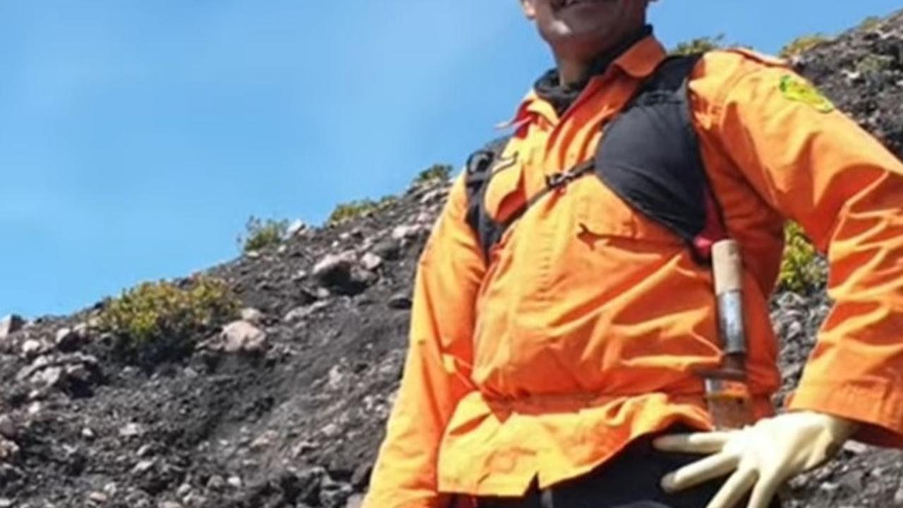 Proses evakuasi siswi SMK yang tersesat di Gunung Slamet