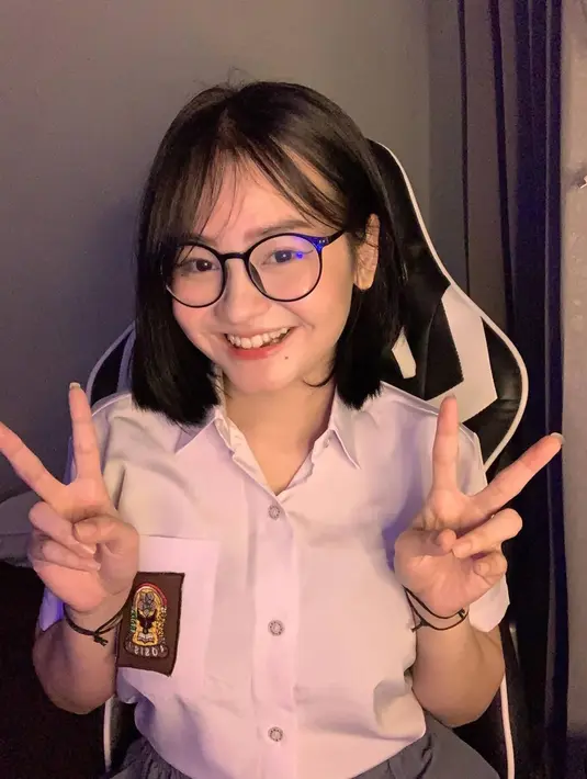 Beberapa kali tampil dengan busana cosplay ala karakter manga maupun anime, sosok Tokyo memang mencuri perhatian. Gayanya saat memakai seragam SMA ini pun membuatnya tampil semakin imut yang dibanjiri pujian oleh banyak penggemarnya. (Liputan6.com/IG/@tokyolagii)