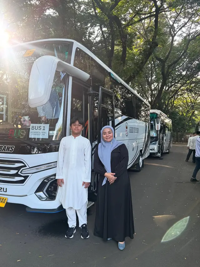 Potret Muzdalifah Antar Anak Ikut Pesantren Kilat (credit: instagram/muzdalifah999)