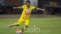 Gelandang Sriwijaya FC, Yu Hyun-koo, menggiring bola saat melawan Barito Putera pada laga Piala Presiden di Stadion Kapten I Wayan Dipta, Bali, Senin (13/2/2017). Barito Putera kalah 1-2 dari Sriwijaya FC. (Bola.com/Vitalis Yogi Trisna)