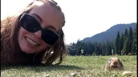 Perempuan berusia 28 tahun berfoto selfie dengan tupai tanah yang muncul dari sebuah lubang