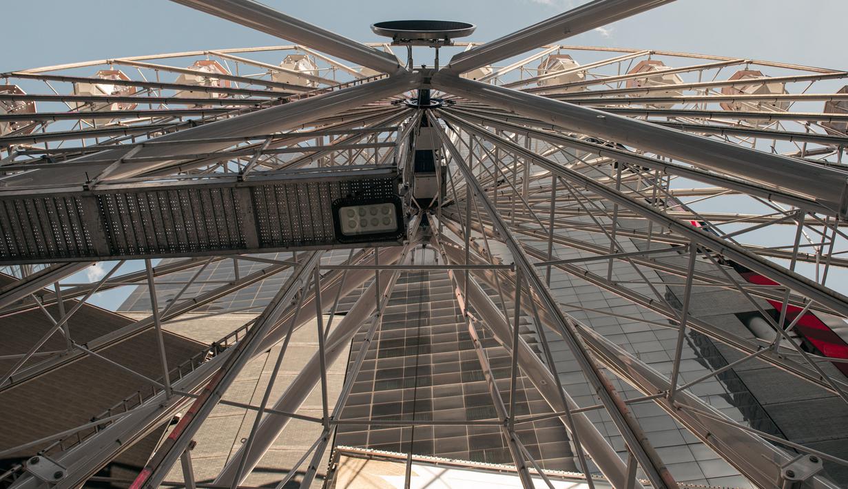 Biangalala setinggi 110 kaki yang baru dibuka berputar di Times Square, Manhattan, New York City, Rabu (25/8/2021). Penyelenggara mengatakan kincir hanya akan berhenti beroperasi jika badai besar melanda. (Scott Heins/Getty Images/AFP)