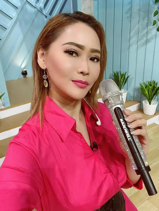Tak hanya tentang busana dan makeup-nya, untuk menyempurnakan penampilannya  Inul Daratista juga selalu melengkapi dengan rambut palsu. (FOTO: instagram.com/inul.d)