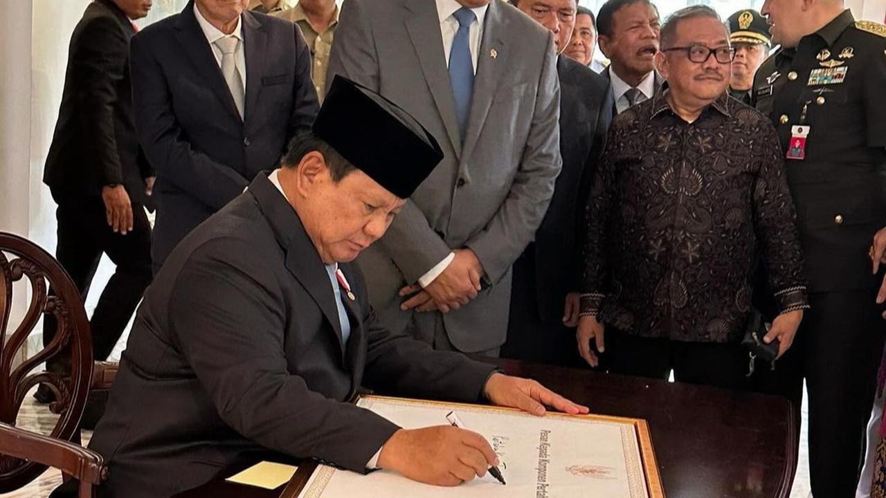 Gaya Kece Titiek Soeharto Foto Bareng Presiden Prabowo di Acara Sertijab Menhan