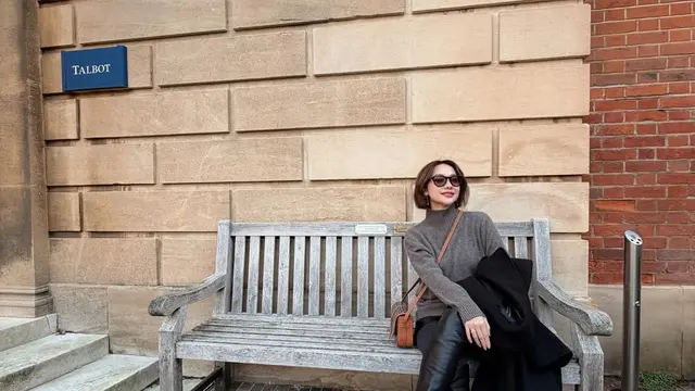 Gaya Bunga Citra Lestari Antar Noah Sekolah di Oxford, Stylish dalam Winter Outfit