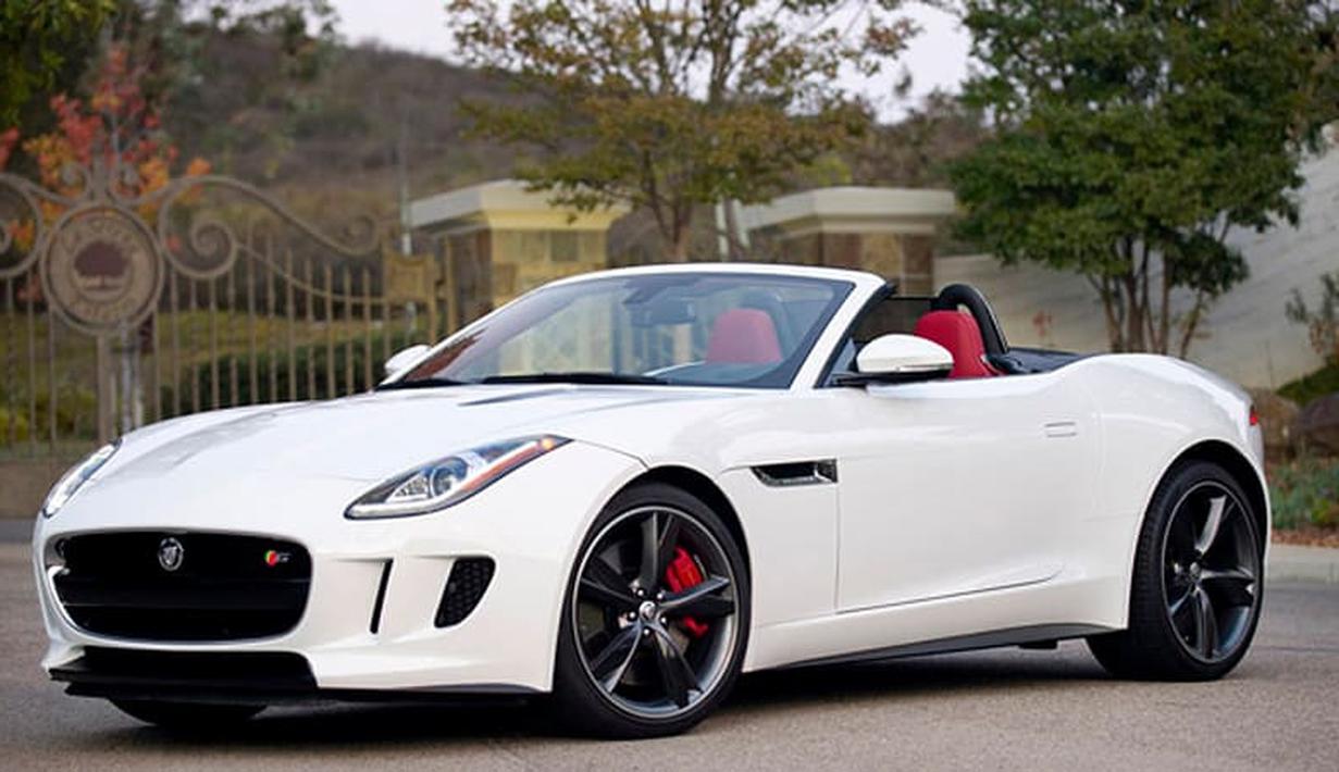 Jaguar F-Type V8 S: F-Type menjadi salah satu sports car yang terlupakan. Pamornya terhalang oleh Porsche, Ferrari, Lamborghini, hingga Mercedes-AMG. Selain tenaga 488 Hp yang keluar dari mesin 5.000cc V8 supercharged kepunyaannya, F-Type juga menyuguhkan suara mesin dan knalpot bak lantunan musik indah. Para petrol head yang pernah mendengar raungan mobil ini pasti luluh. (Source: autoblog.com)