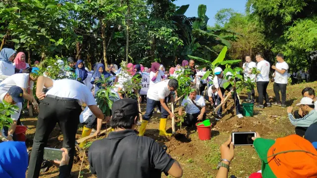 Ratusan Milenial PLN Bersama Warga Balekambang Kompak Bersih-Bersih Kampung Sehat