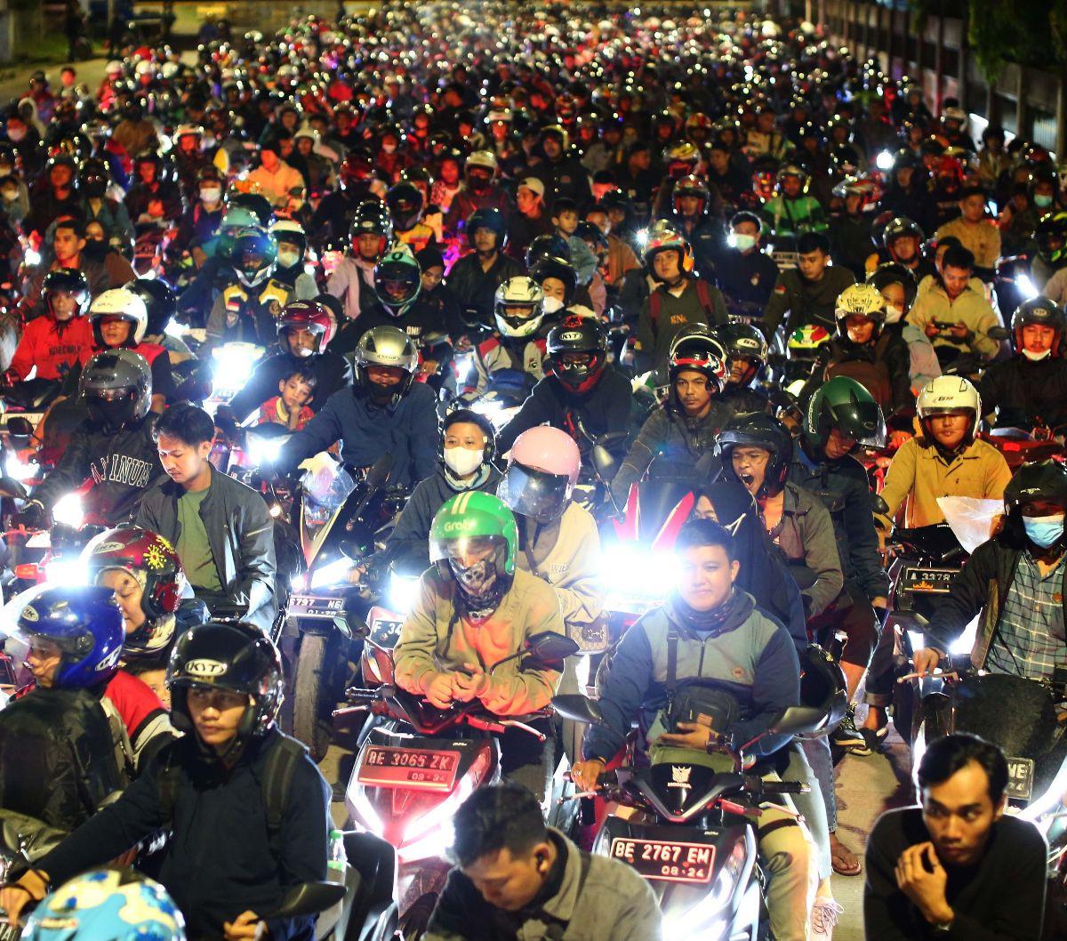 Mudik merupakan waktu yang paling ditunggu untuk berkumpul bersama keluarga saat lebaran tiba. Ratusan juta orang diprediksi bakal mudik pada tahun 2024 ini.&nbsp;<br>