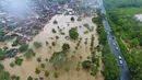 Pemandangan dari udara banjir akibat hujan lebat di Itapetinga, Negara Bagian Bahia, Brasil, 26 Desember 2021. Banjir mengakibatkan ribuan warga harus mengungsi ke tempat yang lebih aman. (Manuella LUANA/AFP)