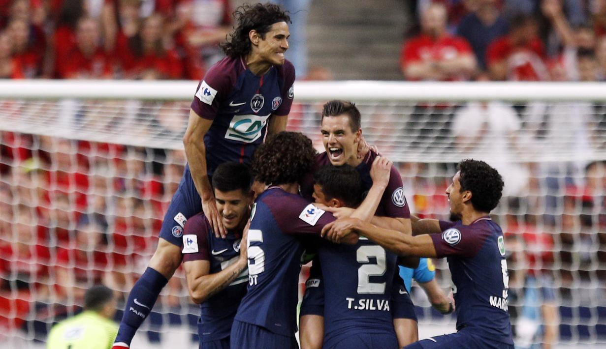 Para pemain Paris Saint Germain merayakan gol yang dicetak oleh Giovani Lo Celso ke gawang Les Herbiers pada laga final Piala Prancis di Stade de France, Selasa (8/5/2018). Paris Saint Germain menang 2-0 atas Les Herbiers. (AP/Francois Mori)