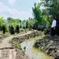 Presiden Jokowi bersama masyarakat menanam mangrove di Cilacap. (Foto: Liputan6.com/Biro Pers, Media, dan Informasi Sekretariat Presiden)