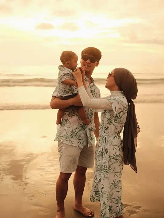 Tak hanya acara formal, orang tua Leslar Al Fatih ini juga terlihat kompak mengenakan setelan baju pantai. Baju couple Lesti dan Rizky Billar bisa jadi inspirasi banyak pasangan muda. Mengingat desainnya yang kekinian. (Liputan6.com/IG/lestykejora)