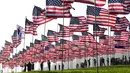 Orang-orang membantu pengibaran bendera AS untuk peringatan 20 tahun serangan 9/11 di Pepperdine University di Malibu, California, Rabu (8/9/2021). Selama 14 tahun, universitas itu memperingati tragedi 11 September 2001 dengan mengibarkan sekitar 3.000 bendera Amerika. (Frederic J. BROWN/AFP)