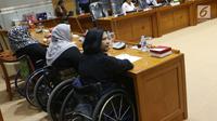 Koalisi gerakan perempuan disabilitas saat melakukan audiensi dengan anggota Komisi 8 DPR RI di gedung Parlemen, Jakarta, Jumat (8/3). Audiensi untuk mendukung percepatan pembahasan RUU Penghapusan Kekerasan Seksual. (Liputan6.com/Helmi Fithriansyah)