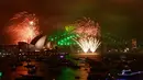 Kembang api menghiasi langit di atas Gedung Opera dan Jembatan Harbour sekitar 3 jam saat pergantian tahun di Sydney (01/1/2018). Sekitar 10 ribu jenis efek menghiasi Opera House dan Sydney Harbour Bridge. (AFP Photo / Saeed Khan)