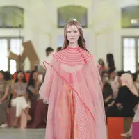 Sapto Djojokartiko menggelar peragaan tunggal setelah dua tahun absen, mempresentasikan koleksinya lewat film pendek. Koleksi Sapto Djojokartiko Spring Summer 2023 ini adalah bentuk kontemplasi, refleksi diri, dan kemampuan beradaptasi Sapto sendiri melalui masa-masa penuh ketidakpastian. Foto: Document/Sapto Djojokartiko.