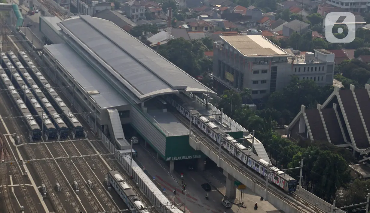 Sejumlah kereta Mass Rapid Transit (MRT) terparkir di Depo MRT Lebak Bulus, Jakarta, Selasa (9/6/2020). Mulai 8 Juni kemarin, PT MRT Jakarta mengubah jarak antar kereta (headway) untuk jam sibuk pada hari kerja adalah 5 menit dan 10 menit di jam non-sibuk. (Liputan6.com/Herman Zakharia)