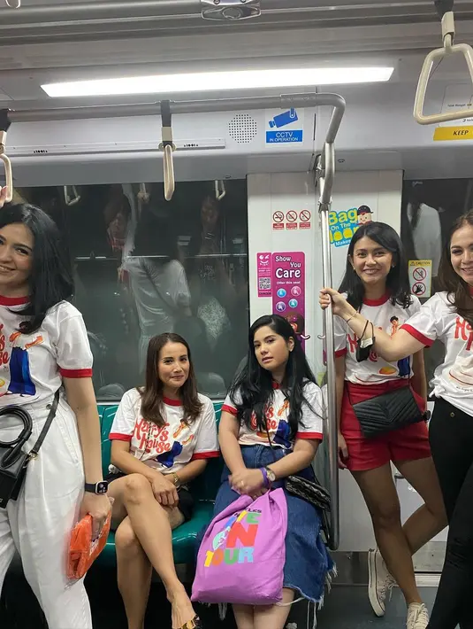 Quality time dengan anak dan teman-teman yang tak direncana itu berhasil membuat senang. "Akhirnya quality time dg anak dan teman2 cantik ini tanpa rencana sebelumnya. Looooove,"  lanjut Annisa.  [Instagram/annisayudhoyono]