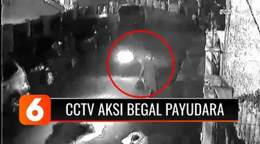 Seorang wanita pejalan kaki di Depok jadi korban begal payudara. Pelaku lolos dari kejaran warga, namun aksinya terekam CCTV!
