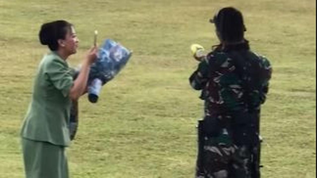 “Tidak apa-apa kau tak mengenalku kupastikan negara. Ini aman untukmu bermain,” <br>