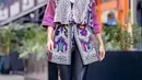 Penampilannya kali ini menjadi lebih modern dengan celana panjang hitam dari bahan kulit, dan midi heels-boots dari lateks. [Instagram/erinagudono]