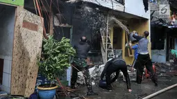 Warga membantu petugas pemadam kebakaran menjinakkan kobaran api yang membakar permukiman di kawasan Tanah Tinggi, Johar Baru, Jakarta, Selasa (26/6). Kebakaran menghanguskan puluhan rumah. (Merdeka.com/Iqbal Nugroho)