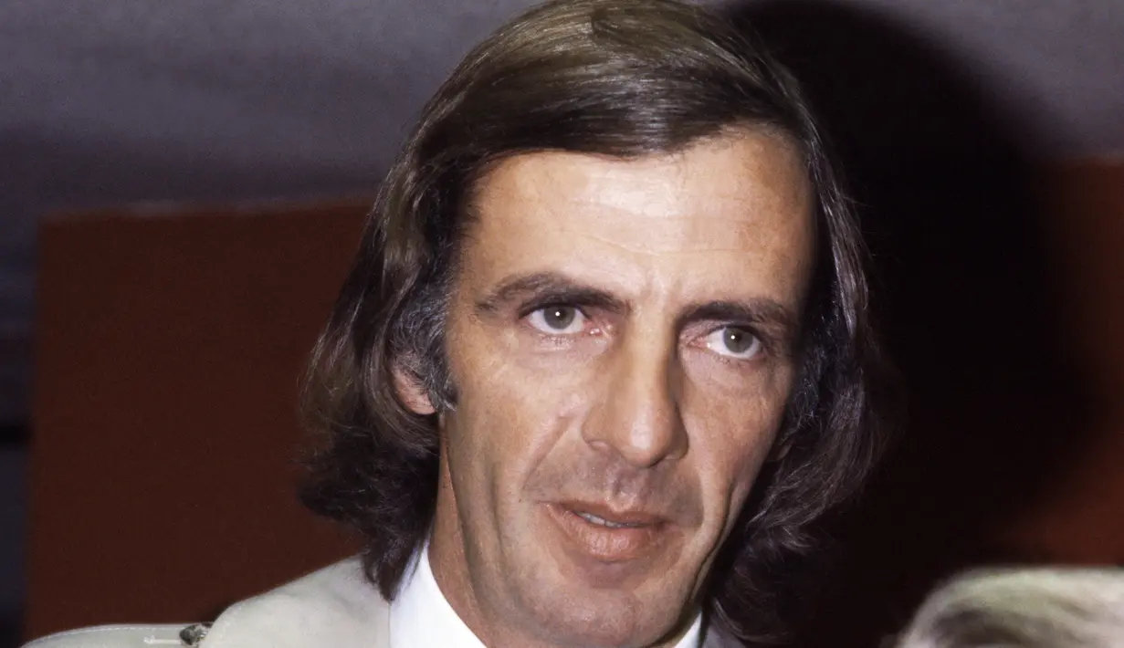 Cesar Luis Menotti. Pelatih berkebangsaan Argentina yang kini berusia 84 tahun ini menjadi pelatih termuda ketiga sepanjang sejarah yang mampu menjuarai Piala Dunia. Timnas Argentina dibawanya menjadi juara pada Piala Dunia edisi 1978 di Argentina saat ia berusia 39 tahun 8 bulan. Pada partai final yang digelar pada 25 Juni 1978, Argentina sukses mengalahkan Belanda dengan skor 3-1 melalui perpanjangan waktu, setelah hingga waktu normal kedua tim bermain imbang 1-1. (AFP/Stringer)