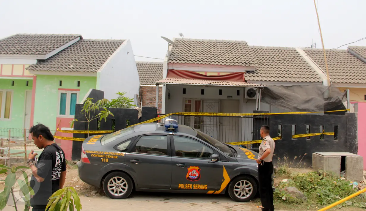 Polda Banten berjaga jaga di Perumahan Banten Indah Permai, Unyur, Kotaa Serang, Kamis, (29/10/2015). Rumah tersangka kini terpasang garis polisi pada bagian pintu gerbang dan pagar rumahnya. (Istimewa)