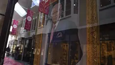 Potret Raja Charles III Inggris dipajang di Burlington Arcade, menjelang penobatannya, di London, Kamis, 27 April 2023. (AP Photo/Alberto Pezzali)