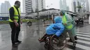 Penyandang disabilitas mencoba fasilitas penyeberangan yang baru dibangun oleh Pemprov DKI di kawasan Dukuh Atas, Jakarta, Senin (3/12). Kegiatan ini difasilitasi oleh Institute of Professional Training And Development (IPTD). (Merdeka.com/Arie Basuki)