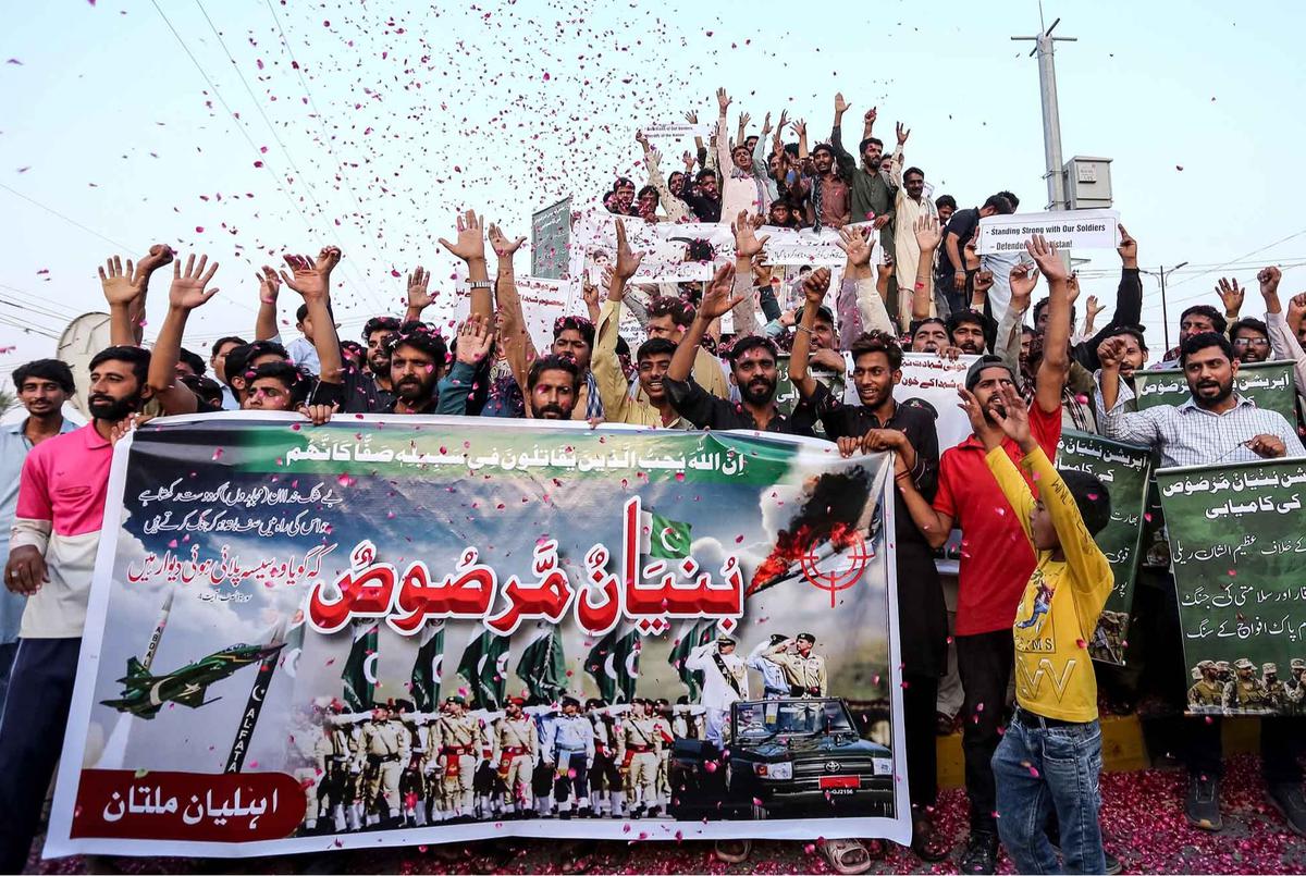 FOTO: Ekspresi Kegembiran Warga Pakistan Usai Gencatan Senajata India-Pakistan