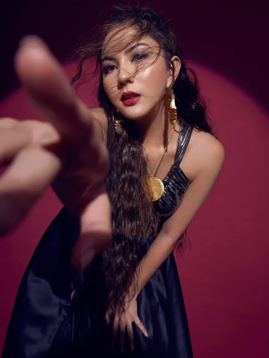 Jessica Mila tampil super menawan di photoshoot kali ini. Dress hitam tanpa lengan dipadu makeup bold dan pulasan lipstik merah merona. [Foto: Instagram/jscmila]