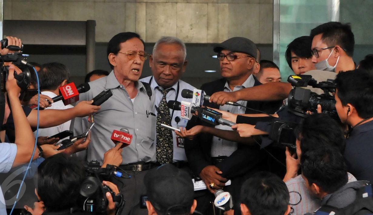 Mantan Direktur Penyidikan Kejaksaan Agung Chaerul Imam (kedua kanan) usai berdiskusi di Gedung KPK, Jakarta, Kamis (15/10/2015). Diskusi tersebut membahas rencana revisi UU KPK oleh DPR. (Liputan6.com/Helmi Afandi)