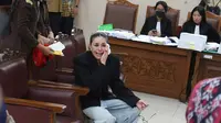 Di awal persidangan, Nikita Mirzani sempat terlihat emosional hingga akhirnya sidang diskors oleh majelis hakim. (KapanLagi.com/Budy Santoso)