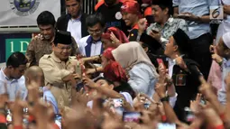Antusias buruh menyambut kehadiran Prabowo Subianto saat peringatan HUT ke-20 KSPI di Jakarta, Rabu (6/2). Dalam acara ini Prabowo Subianto berkesempatan untuk menyampaikan pidato politik di hadapan ratusan buruh. (Merdeka.com/Iqbal S. Nugroho)