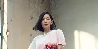 Jun Ji Hyun mengenakan Jersey Anenome Print T-Shirt dan Rok dengan dropped pocket detailing dari koleksi Alexander McQueen AW21. Melengkapi penampilannya, Jun Ji Hyun memilih Alexander McQueen Curve Bag berwarna oxblood (instagram/alexandermcqueen)