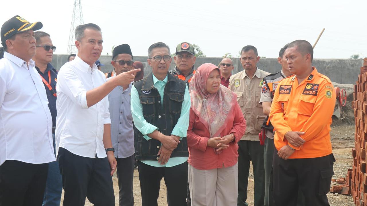 Kunjungi Lokasi Bencana di Pamijahan, Pj Gubernur Jabar Ingatkan Warga Waspadai Cuaca Ekstrem