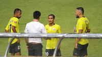 Riko Simanjutak (tengah) absen saat Semen Padang meladeni Arema karena mengantongi sanksi akumulasi kartu kuning.(Bola.com/Nicklas Hanoatubu)
