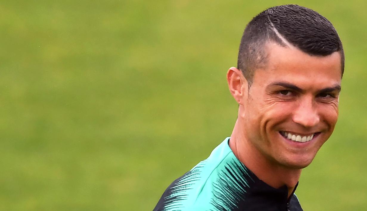 Bintang Portugal, Cristiano Ronaldo, melempar senyum saat latihan jelang Piala Dunia 2018 Rusia. (AFP/Francisco Leong)