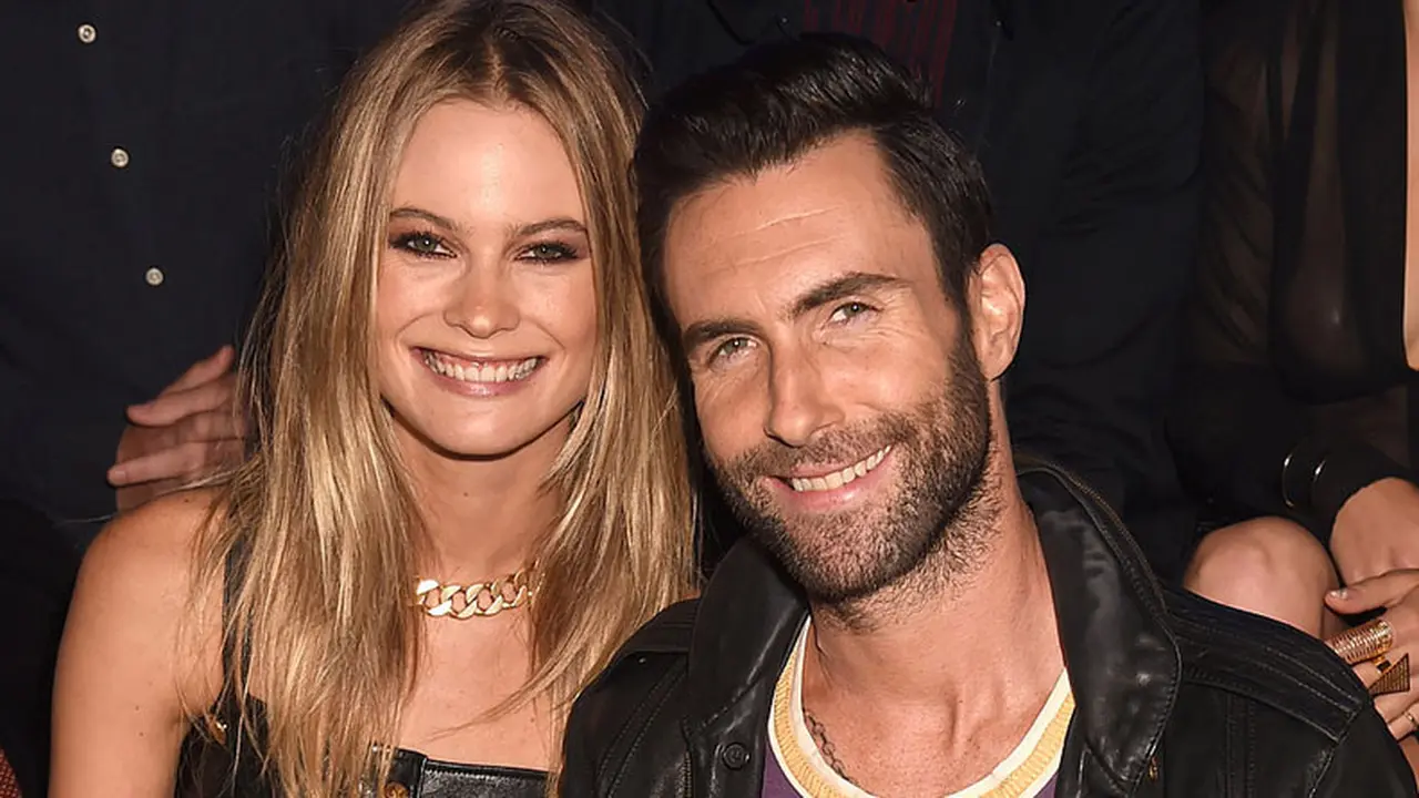 Behati Prinsloo dan Adam Levine