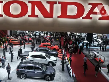 Suasana pembukaan pameran Indonesia International Motor Show (IIMS) 2023 di Jiexpo Kemayoran, Jakarta, Kamis (16/2/2023). IIMS 2023 yang berlangsung pada 16-26 Februari menghadirkan 165 brand otomotif mencakup merek kendaraan roda empat, roda dua, dan kendaraan listrik. (merdeka.com/Iqbal S. Nugroho)