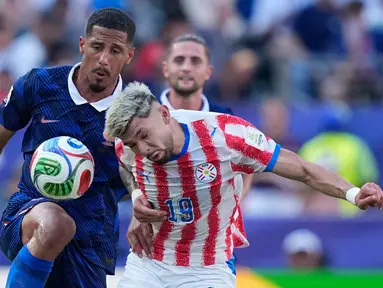 Pemain Prancis William Saliba berebut bola dengan pemain Praaguay  Julio Enciso aat pertandingan sepak bola babak 16 besar Piala Dunia di Philadelphia, Sabtu (04/07/2026). (AP Photo/Matt Slocum)