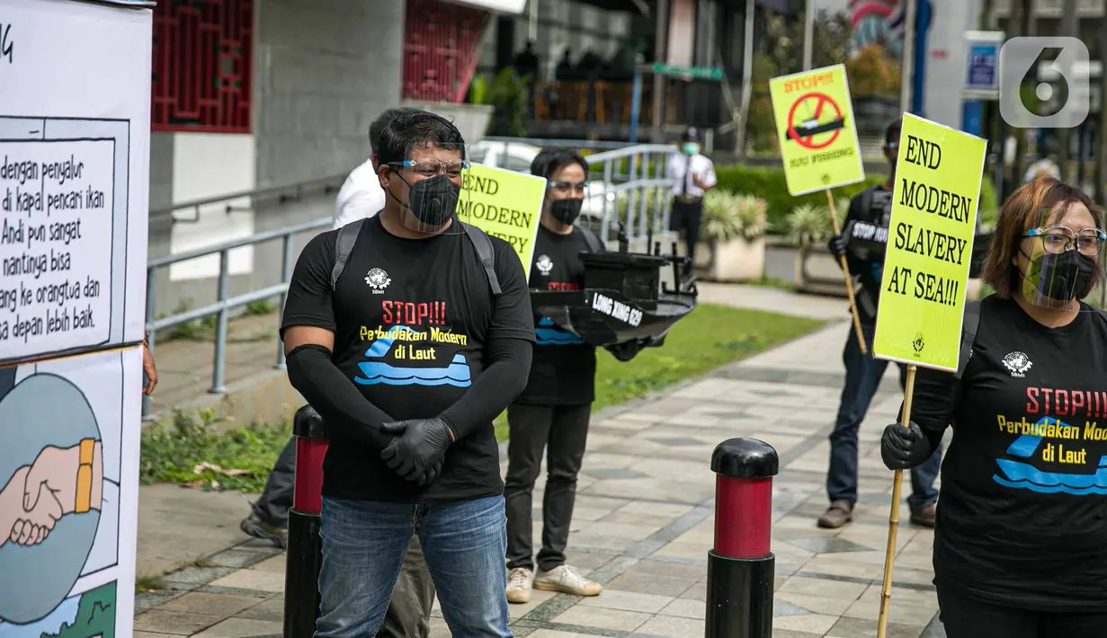 Sejumlah aktivis yang tergabung dalam Serikat Buruh Migran Indonesia (SBMI) melakukan aksi di depan Kedutaan Besar Republik Rakyat China, Jakarta, Kamis (17/12/2020). Aksi ini juga dilaksanakan dalam rangka peringatan Hari Buruh Migran Sedunia. (Liputan6.com/Faizal Fanani)