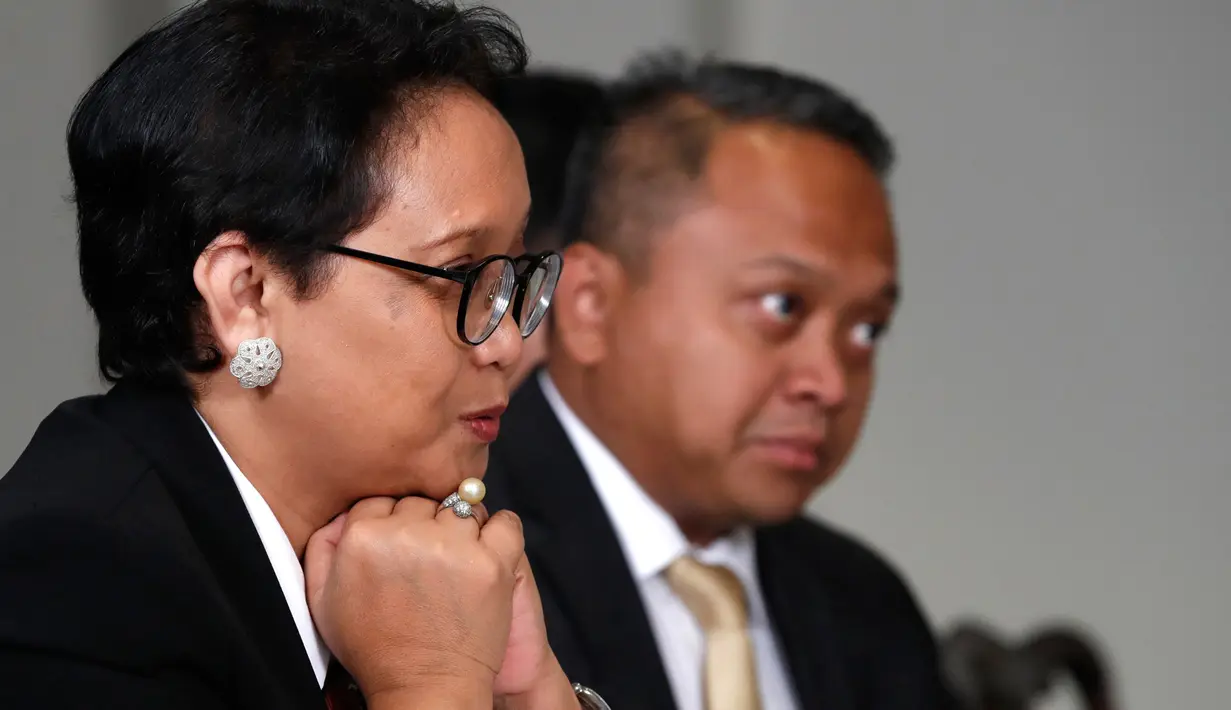 Menteri Luar Negeri RI Retno Marsudi menggelar pertemuan dengan Menteri Pertahanan AS James Norman Mattis di Pentagon, Senin (26/3). Kedatangan Menlu Retno untuk membahas beberapa bidang isu yang menjadi perhatian kedua negara. (AP/Jacquelyn Martin)