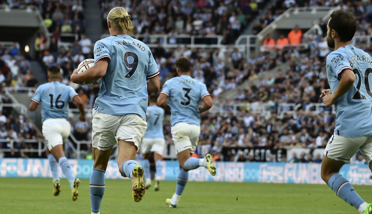 Gol paling banyak dalam satu laga. Laga antara Newcastle United melawan Manchester City menghasilkan paling banyak gol di pekan ke-3 Liga Inggris 2022/2023. Enam gol tercipta dalam laga yang berkesudahan imbang 3-3. Mancity yang sempat unggul lebih dahulu kemudian harus tertinggal 1-3. Gol Erling Haaland pada menit ke-60 menjadi pembangkit semangat para pemain The Citizens untuk akhirnya mampu membuat laga berakhir imbang 3-3 lewat gol terakhir yang dibuat Bernardo Silva. (AP/Rui Vieira)