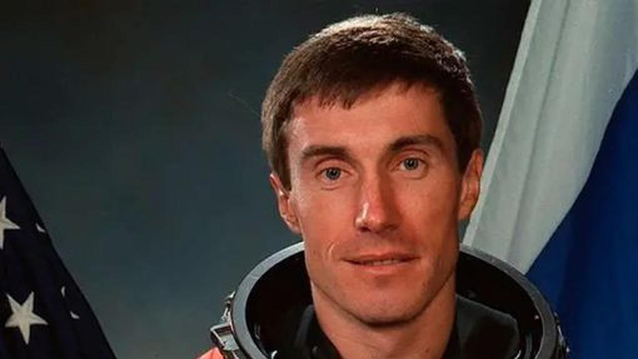 Keterbatasan pendanaan dan terganggunya program rotasi kosmonot membuat Krikalev menghabiskan 10 bulan yang tidak disengaja di luar angkasa. Meskipun sang astronot tetap melakukan rutinitasnya yang biasa, ketidakpastian akan kepulangannya semakin besar.