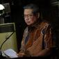 Susilo Bambang Yudhoyono jelang memberi keterangan terkait polemik dokumen TPF kasus Munir di Cikeas, Kab Bogor, Selasa (25/10). Pernyataan tindak lanjut hasil temuan TPF Munir dibacakan mantan Mensesneg, Sudi Silalahi. (Liputan6.com/Helmi Fithriansyah)